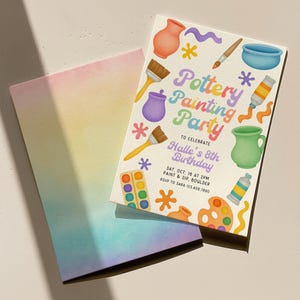 Puede incluir: Una colorida invitación para una fiesta de pintura de cerámica. La invitación presenta ilustraciones de pinceles, tubos de pintura y cerámica. El texto dice "Pottery Painting Party" e incluye detalles para el cumpleaños número 8 de Halle.