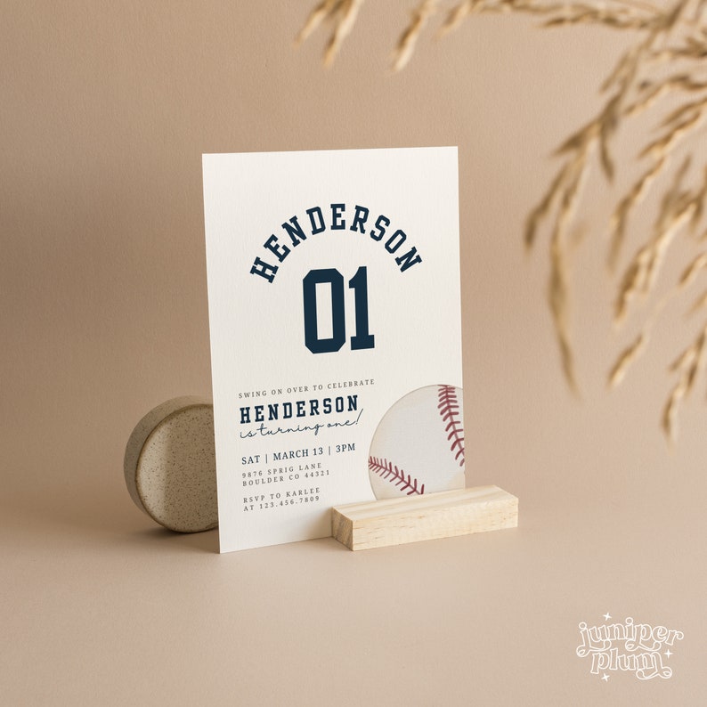 K&ouml;nnte beinhalten: Eine Baseball-Motto-Geburtstagseinladung mit wei&szlig;em Hintergrund und blauem Text. Die Einladung lautet "Henderson 01" und enth&auml;lt Details zu einer Geburtstagsfeier. Im unteren rechten Eck ist ein Baseball abgebildet.