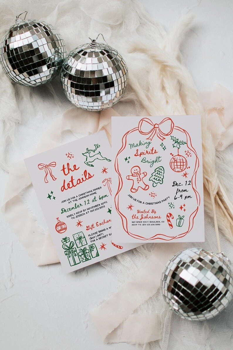 Puede incluir: Dos invitaciones a una fiesta de Navidad con un esquema de color rojo y verde. La primera invitaci&oacute;n dice "the details" e incluye informaci&oacute;n sobre una cena de Navidad el 12 de diciembre a las 6 pm. La segunda invitaci&oacute;n dice "Making Spirits Bright" e incluye informaci&oacute;n sobre una fiesta de Navidad el 12 de diciembre de 6 a 9 pm. Ambas invitaciones presentan ilustraciones festivas.