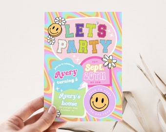 Invito di compleanno con faccina sorridente e lettere modificabili, invito di compleanno retrò alla moda, invito emoji, compleanno colorato per adolescenti, compleanno per ragazze di qualsiasi età