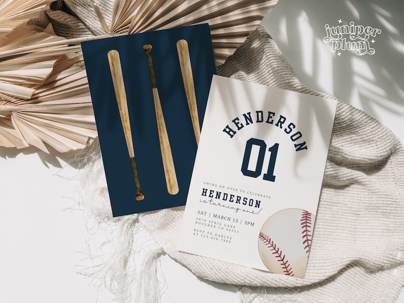 K&ouml;nnte beinhalten: Eine Baseball-Motto-Einladung zum ersten Geburtstag in Blau und Wei&szlig;. Die Einladung zeigt einen Baseball, Schl&auml;ger und den Text "Henderson 01" in einer dunkelblauen Schriftart. Der Text "Swing on over to celebrate Henderson is turning one!" ist ebenfalls enthalten. Die Einladung ist auf wei&szlig;em Karton gedruckt.