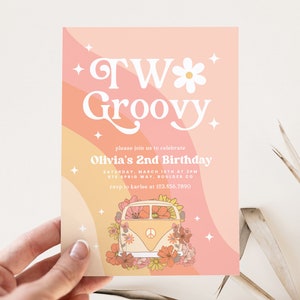 Może przedstawiać: Różowe i pomarańczowe zaproszenie z czcionką groovy, która mówi "TW* Groovy" i kwiatem. Zaproszenie jest na 2. urodziny Olivii. Zawiera datę, godzinę i miejsce imprezy, a także prośbę o potwierdzenie przybycia do Karlee pod numerem telefonu. Zaproszenie zawiera również ilustrację kreskówkową vintage'owego vana ozdobionego kwiatami.