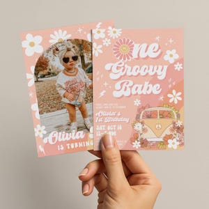 Convite para o primeiro aniversário de uma garota groovy • Modelo retrô de primeiro aniversário do Canva • Convite com foto editável Daisy Groovy Babe dos anos 70 para o primeiro aniversário