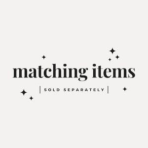 K&ouml;nnte beinhalten: Matching items Text mit Sternen auf wei&szlig;em Hintergrund. Der Text lautet "matching items" mit den Worten "sold separately" darunter.