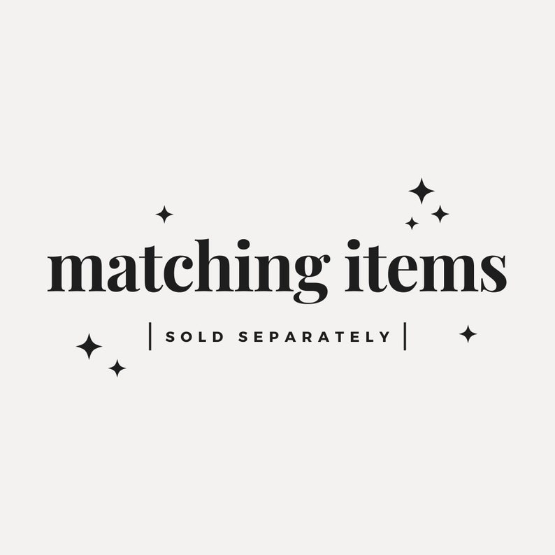 K&ouml;nnte beinhalten: Matching items Text mit Sternen auf wei&szlig;em Hintergrund. Der Text lautet "matching items" mit den Worten "sold separately" darunter.