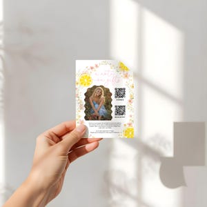 K&ouml;nnte beinhalten: Eine wei&szlig;e Karte mit dem Text "a note on gifts" in rosa Schrift, umgeben von Blumen- und Zitronenillustrationen. Die Karte enth&auml;lt ein Foto, QR-Codes f&uuml;r Venmo und Registry sowie zus&auml;tzlichen Text.