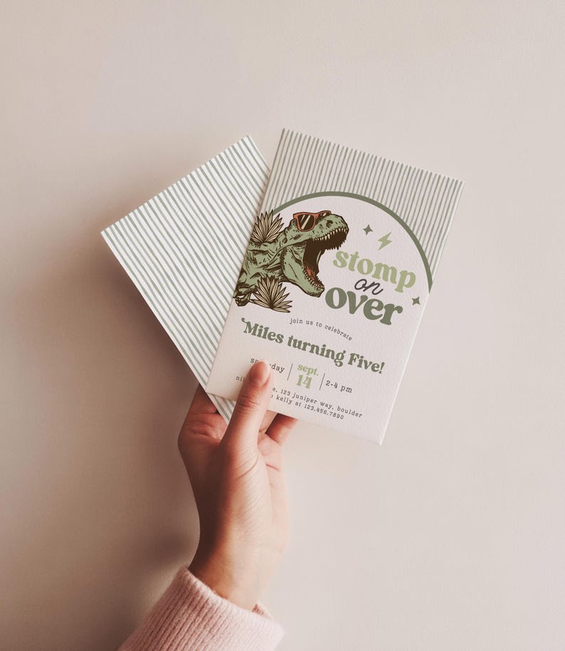 Puede incluir: Una tarjeta de invitaci&oacute;n de cumplea&ntilde;os rectangular con un T-Rex verde con gafas de sol naranjas, hojas de palma y el texto "stomp on over", "Miles turning Five!", "saturday sept. 14" y "2-4 pm". La tarjeta tiene un fondo blanco con finas rayas grises.
