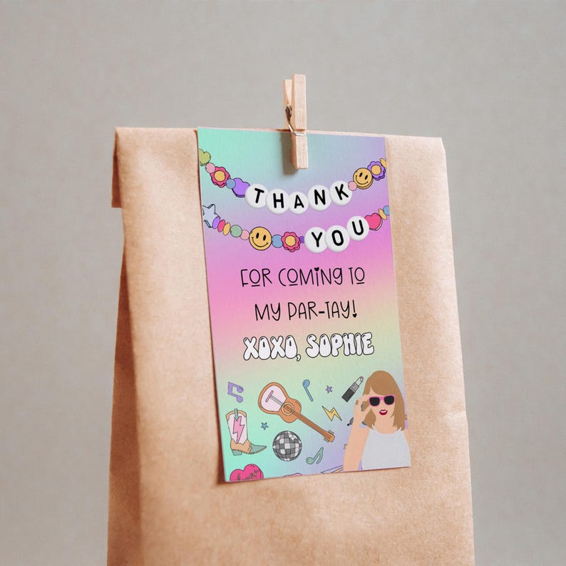 Puede incluir: Una etiqueta de recuerdo de fiesta con un fondo degradado de azul, rosa y morado. La etiqueta dice "THANK YOU" y "FOR COMING TO MY PAR-TAY! XOXO, SOPHIE". La etiqueta est&aacute; decorada con emoticonos, notas musicales y una guitarra.
