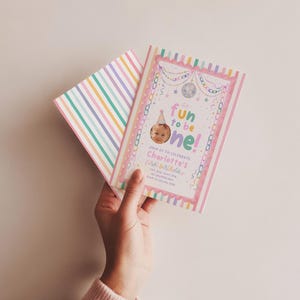 K&ouml;nnte beinhalten: Eine rechteckige Geburtstagseinladungskarte mit pastellfarbenem Streifenrand, einer Discokugel-Illustration und dem Text "fun to be one!". Die Karte enth&auml;lt ein kreisf&ouml;rmiges Foto eines Kindes mit Partyhut sowie die Veranstaltungsdetails f&uuml;r den ersten Geburtstag.