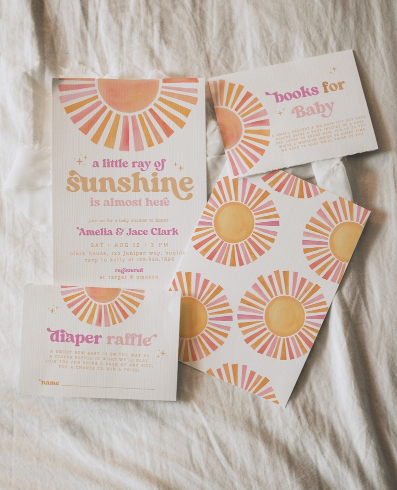 Peut inclure: Une invitation de f&ecirc;te pr&eacute;natale avec un motif de soleil aquarelle. L'invitation indique "un petit rayon de soleil arrive bient&ocirc;t" et comprend les noms Amelia & Jace Clark, la date et l'heure de la f&ecirc;te, ainsi que l'adresse. L'invitation comprend &eacute;galement une carte de tombola pour les couches avec un motif de soleil aquarelle.