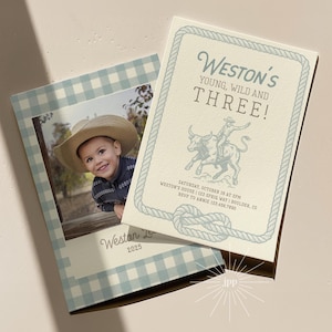 Könnte beinhalten: Zweiteiliges Einladungsset mit Cowboy-Thema. Eine Karte zeigt ein Foto eines Kindes mit Cowboyhut. Die andere Karte trägt den Text "Weston's Young, Wild and Three!" mit einer Illustration eines Cowboys, der auf einem Bullen reitet.