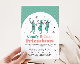 以下が含まれることがあります： 緑、白、ピンクのカラーテーマで「Comfy & Cozy Friendmas」パーティーへの招待状。招待状には、飲み物を手にしたエルフの衣装を着た3人の女性が描かれています。テキストには「Comfy & Cozy Friendmas」と、日付、時間、場所、RSVP情報などのパーティーの詳細が記載されています。