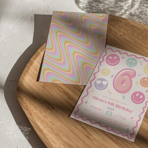 Pu&ograve; includere: Un invito colorato con un motivo a spirale arcobaleno sul retro. Il fronte presenta un numero sei rosa e giallo con faccine sorridenti e stelle. Il testo recita "Olivia's 6th Birthday" e include i dettagli della festa, tra cui la data, l'ora e il luogo.