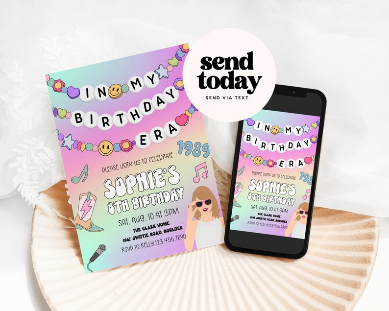 Puede incluir: Una invitaci&oacute;n de cumplea&ntilde;os con un fondo degradado pastel, con el texto "In My Birthday Era" y detalles para el octavo cumplea&ntilde;os de Sophie. Un tel&eacute;fono inteligente muestra el mismo dise&ntilde;o. La invitaci&oacute;n incluye un gr&aacute;fico de una bota, notas musicales y un micr&oacute;fono.