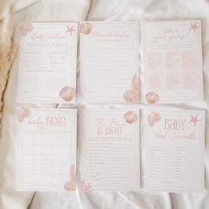 Może przedstawiać: Zestaw sześciu kart do gier na baby shower z motywem muszli. Karty są jasnoróżowe i białe, z tekstami takimi jak "Baby Wilson", "Alora's Wishes", "What's in your purse?", "Baby Bingo", "The Price is Right" i "Baby Word Scramble".