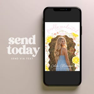 K&ouml;nnte beinhalten: Ein Smartphone zeigt eine Abschlussank&uuml;ndigung. Die Ank&uuml;ndigung zeigt ein Foto einer Frau in einem blauen Kleid, umrahmt von einem floralen und Zitronen-Design. Der Text enth&auml;lt "freshly graduated 2026" und den Namen "Ava Morrison, Boulder High School."
