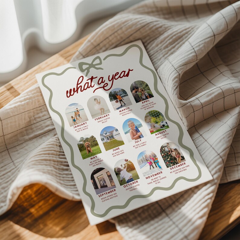 Pode incluir: Uma impress&atilde;o de colagem de fotos personalizada intitulada "what a year" com uma borda verde e um design de la&ccedil;o. A impress&atilde;o apresenta doze slots de fotos, cada um representando um m&ecirc;s com uma foto e texto. A impress&atilde;o &eacute; exibida em um tecido bege.