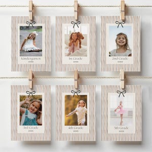 Pode incluir: Um conjunto de seis impress&otilde;es fotogr&aacute;ficas escolares, cada uma emoldurada com um design listrado marrom e branco, presas por prendedores de roupa de madeira. Cada impress&atilde;o apresenta uma foto de crian&ccedil;a e o grau escolar, do jardim de inf&acirc;ncia &agrave; 5&ordf; s&eacute;rie, com o ano 20XX.