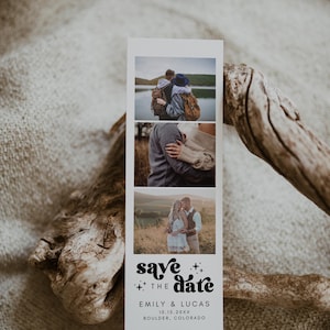 K&ouml;nnte beinhalten: Save-the-Date-Karte mit drei Fotos eines Paares. Die Karte hat ein Schwarz-Wei&szlig;-Design mit dem Text "save the date" in einer Retro-Schriftart. Der Text "Emily & Lucas" befindet sich unter den Fotos, gefolgt vom Datum "10.15.20XX" und dem Ort "Boulder, Colorado".