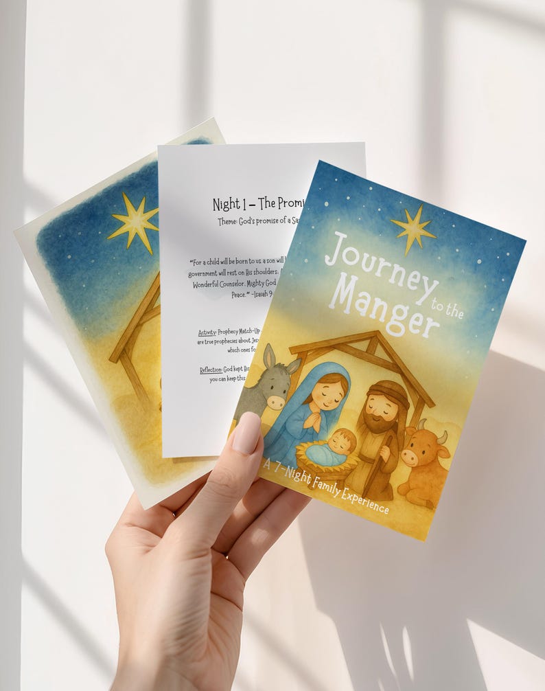 Może przedstawiać: Trzy ilustrowane karty z akwarelowym wzorem. Karty przedstawiają gwiazdę, scenę żł&oacute;bka oraz tekst "Journey to the Manger" i "Night 1 - The Promise". Karty są częścią "7-Night Family Experience".