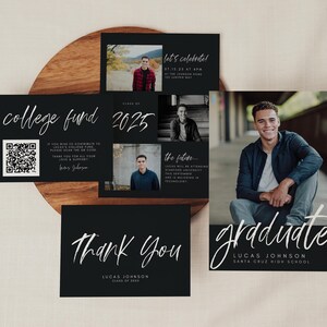 Op de afbeelding: Zwart-witte afstudeerkaart met een foto van een jonge man in een blauw shirt en jeans. De kaart bevat de tekst "graduate", "Lucas Johnson", "Santa Cruz High School" en een QR-code.