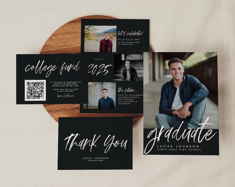 Op de afbeelding: Zwart-witte afstudeerkaart met een foto van een jonge man in een blauw shirt en jeans. De kaart bevat de tekst "graduate", "Lucas Johnson", "Santa Cruz High School" en een QR-code.