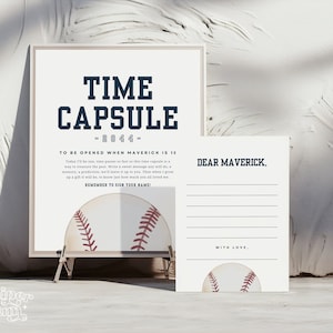 K&ouml;nnte beinhalten: Eine druckbare Zeitkapsel f&uuml;r einen Baseball-Fan. Die wei&szlig;e Karte tr&auml;gt den Text "Time Capsule - 2044 - To be opened when Maverick is 16" und eine Baseballgrafik. Die zweite Karte ist leer mit dem Text "Lieber Maverick" und "Mit Liebe" und einer Baseballgrafik.