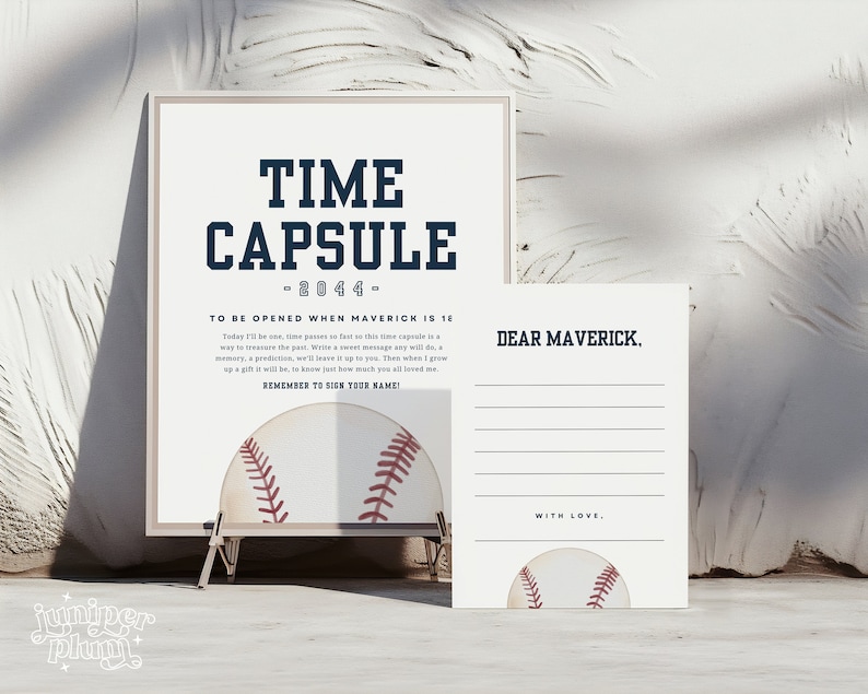 K&ouml;nnte beinhalten: Eine druckbare Zeitkapsel f&uuml;r einen Baseball-Fan. Die wei&szlig;e Karte tr&auml;gt den Text "Time Capsule - 2044 - To be opened when Maverick is 16" und eine Baseballgrafik. Die zweite Karte ist leer mit dem Text "Lieber Maverick" und "Mit Liebe" und einer Baseballgrafik.