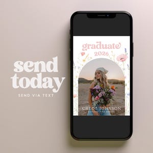 Puede incluir: Un tel&eacute;fono inteligente muestra un anuncio de graduaci&oacute;n. El anuncio presenta una foto de una persona con flores, el texto "graduate 2026" y el nombre "Chloe Johnson". El tel&eacute;fono est&aacute; sobre un fondo marr&oacute;n claro con las palabras "send today" y "send via text."