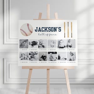 K&ouml;nnte beinhalten: Eine Schwarzwei&szlig;-Fotocollage des ersten Lebensjahres eines kleinen Jungen mit Baseball-Thema. Der Titel lautet "JACKSON'S hall of fame" und es gibt 12 Fotos, eines f&uuml;r jeden Monat des Jahres. Die Fotos sind in einem Raster angeordnet, mit einem Baseball und zwei Baseballschl&auml;gern oben.