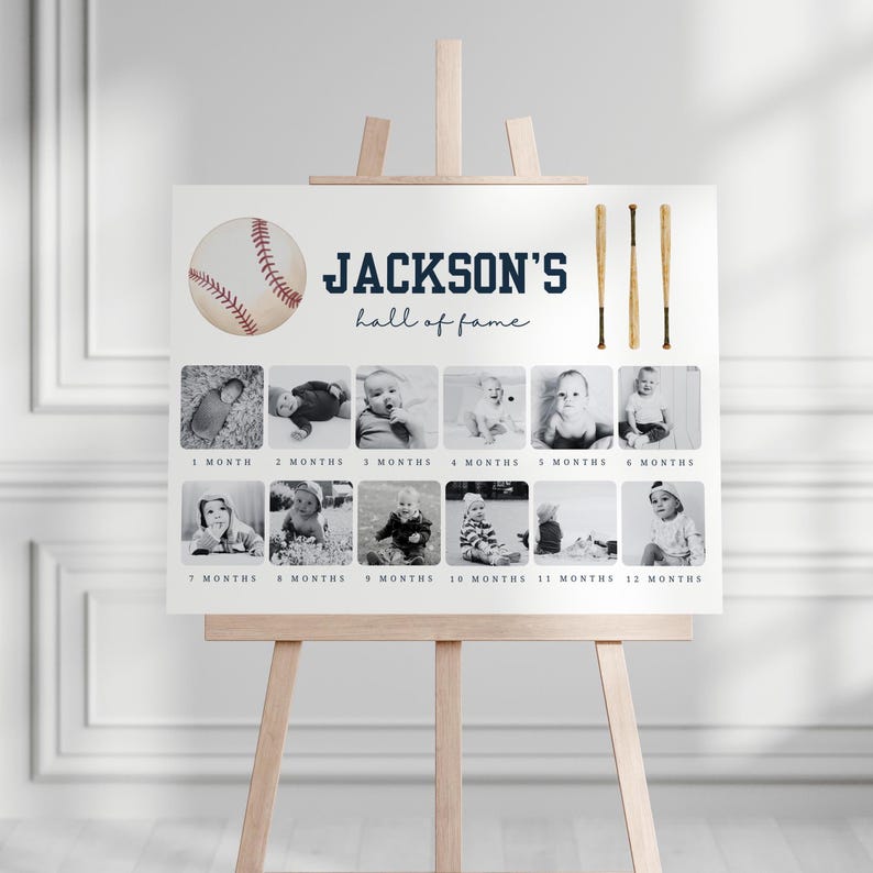 K&ouml;nnte beinhalten: Eine Schwarzwei&szlig;-Fotocollage des ersten Lebensjahres eines kleinen Jungen mit Baseball-Thema. Der Titel lautet "JACKSON'S hall of fame" und es gibt 12 Fotos, eines f&uuml;r jeden Monat des Jahres. Die Fotos sind in einem Raster angeordnet, mit einem Baseball und zwei Baseballschl&auml;gern oben.