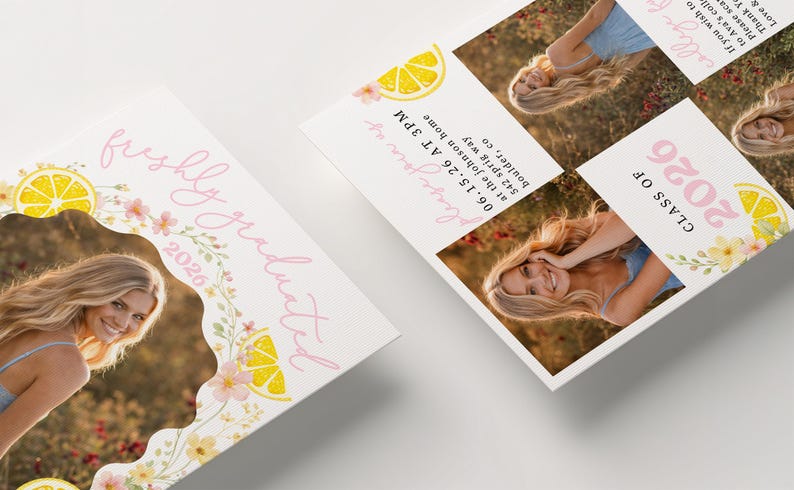 K&ouml;nnte beinhalten: Abschlussank&uuml;ndigungskarten mit einem Foto einer l&auml;chelnden Person. Die Karten zeigen rosa Text, darunter "frisch graduiert" und "Klasse von 2026", zusammen mit Zitronen- und Blumenillustrationen. Die Karten enthalten auch Veranstaltungsdetails.