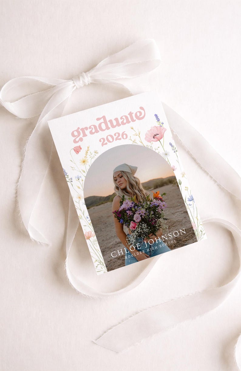 Puede incluir: Una tarjeta de anuncio de graduaci&oacute;n con la palabra "graduate" en escritura rosa y el a&ntilde;o "2026". La tarjeta presenta una foto de una persona sosteniendo flores, con el nombre "Chloe Johnson" y "Boulder High School" impresos debajo. Borde floral.