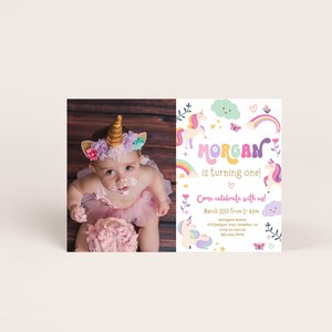 Puede incluir: Una invitaci&oacute;n colorida a una fiesta de primer cumplea&ntilde;os con tem&aacute;tica de unicornio con una foto de una ni&ntilde;a peque&ntilde;a con una diadema de unicornio y un tut&uacute; rosa. La invitaci&oacute;n presenta un arco&iacute;ris, estrellas y mariposas. El texto de la invitaci&oacute;n dice: "&iexcl;Morgan cumple un a&ntilde;o! &iexcl;Ven a celebrar con nosotros! 15 de marzo de 2:00 a 4:00 pm. morgans house 375 Juniper way, boulder, co rsvp to cara at 123.456.7890"