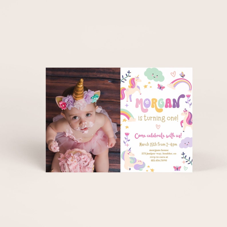 Puede incluir: Una invitaci&oacute;n colorida a una fiesta de primer cumplea&ntilde;os con tem&aacute;tica de unicornio con una foto de una ni&ntilde;a peque&ntilde;a con una diadema de unicornio y un tut&uacute; rosa. La invitaci&oacute;n presenta un arco&iacute;ris, estrellas y mariposas. El texto de la invitaci&oacute;n dice: "&iexcl;Morgan cumple un a&ntilde;o! &iexcl;Ven a celebrar con nosotros! 15 de marzo de 2:00 a 4:00 pm. morgans house 375 Juniper way, boulder, co rsvp to cara at 123.456.7890"