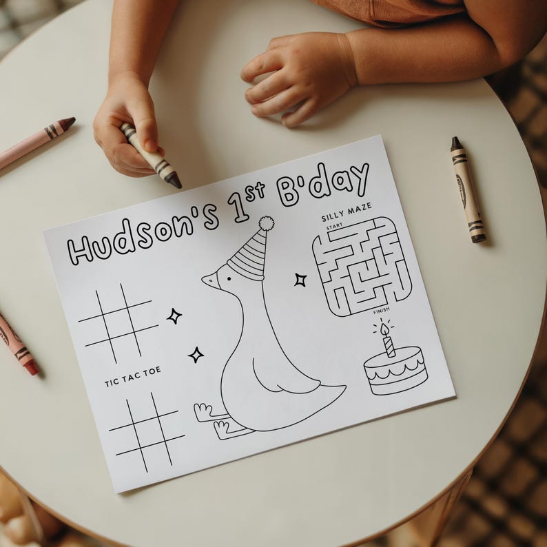 Puede incluir: Una hoja de actividades blanca con dibujos de l&iacute;neas negras que presenta el texto Hudson's 1st B'day, un pato con gorro de fiesta, dos cuadr&iacute;culas de tres en raya, un laberinto y un pastel de cumplea&ntilde;os con vela, rodeada de tres ceras.