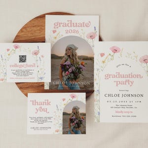 Puede incluir: Un conjunto de anuncios y tarjetas de graduaci&oacute;n con un dise&ntilde;o floral. Las tarjetas incluyen los textos "graduate 2026", "college fund", "thank you" y "graduation party". El dise&ntilde;o presenta una foto de una graduada con flores.