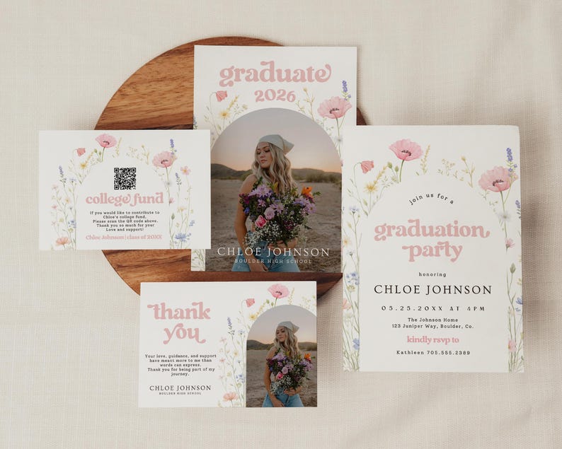Puede incluir: Un conjunto de anuncios y tarjetas de graduaci&oacute;n con un dise&ntilde;o floral. Las tarjetas incluyen los textos "graduate 2026", "college fund", "thank you" y "graduation party". El dise&ntilde;o presenta una foto de una graduada con flores.