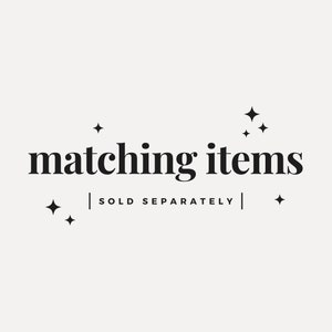 Peut inclure: Conception graphique en noir et blanc avec le texte "matching items" et "sold separately" avec de petits accents d'&eacute;toiles.