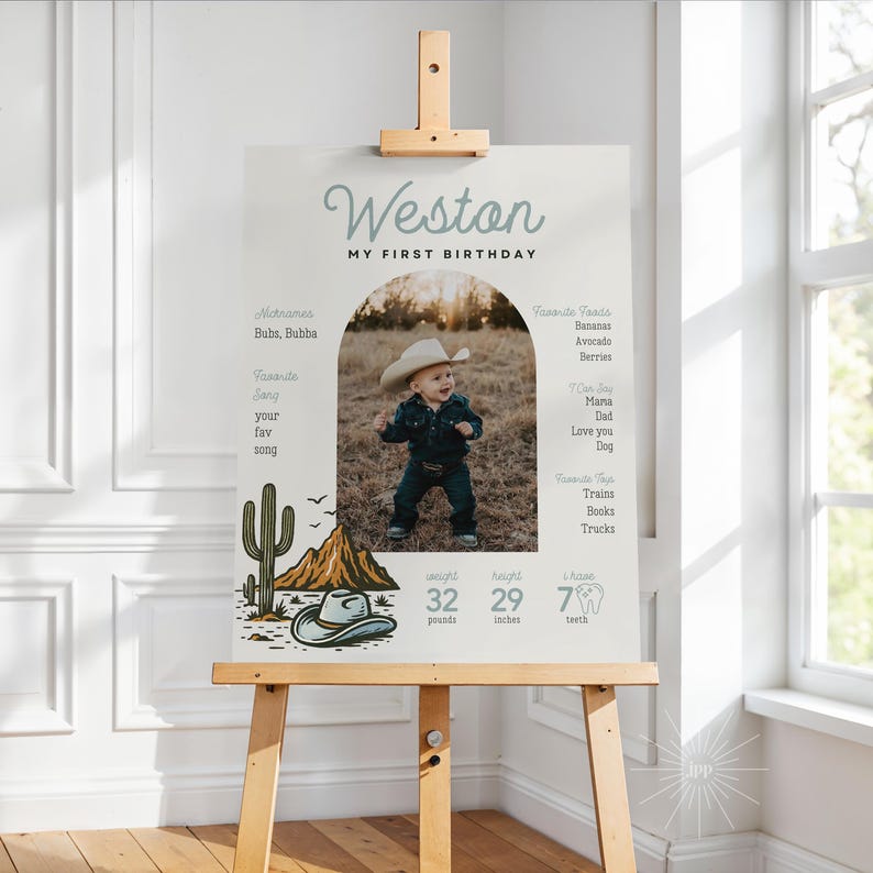 K&ouml;nnte beinhalten: Ein personalisiertes Geburtstagsplakat auf einer Staffelei. Das Plakat zeigt ein Foto eines Babys mit Cowboyhut, dem Namen "Weston" und dem Text "MY FIRST BIRTHDAY". Es enth&auml;lt Details wie Gewicht (14,5 kg), Gr&ouml;&szlig;e (73,7 cm) und Z&auml;hne (7).