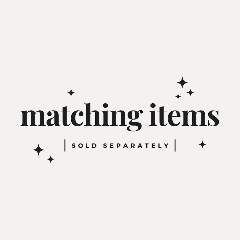 K&ouml;nnte beinhalten: Schwarzwei&szlig;es Grafikdesign mit dem Text "matching items" und "sold separately" mit kleinen Stern-Akzenten.