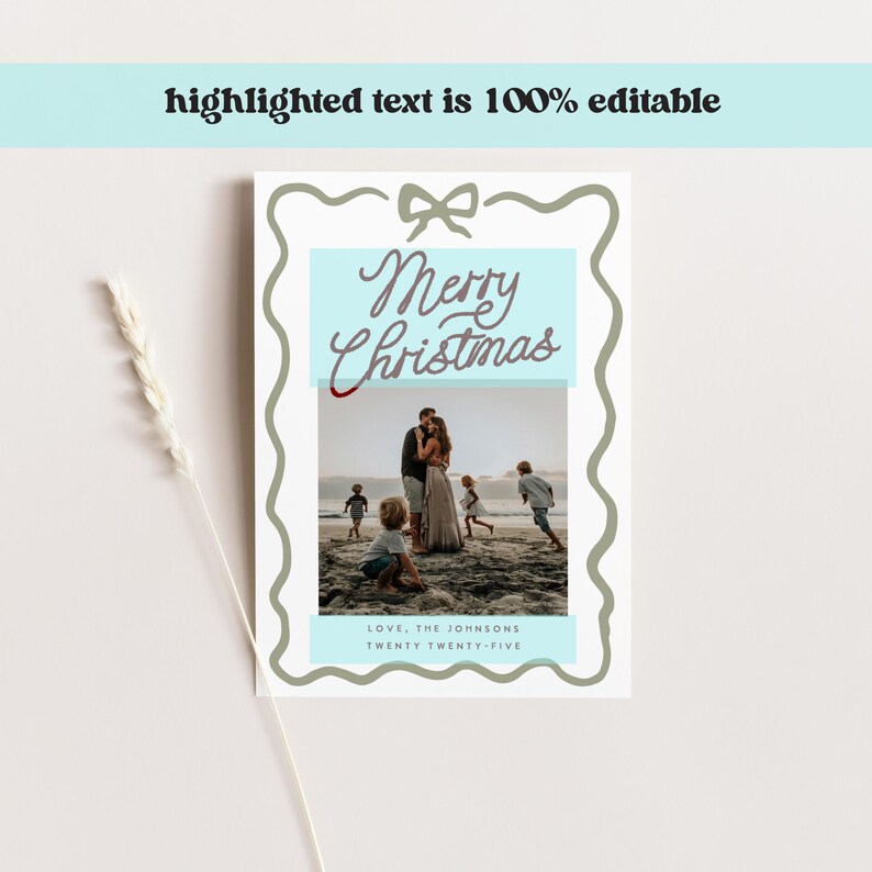 Pode incluir: Um cart&atilde;o de Natal com uma foto de fam&iacute;lia. As palavras "Merry Christmas" est&atilde;o escritas em it&aacute;lico acima da foto. O texto "highlighted text is 100% editable" est&aacute; no topo. A parte inferior do cart&atilde;o diz "LOVE, THE JOHNSONS TWENTY TWENTY-FIVE".