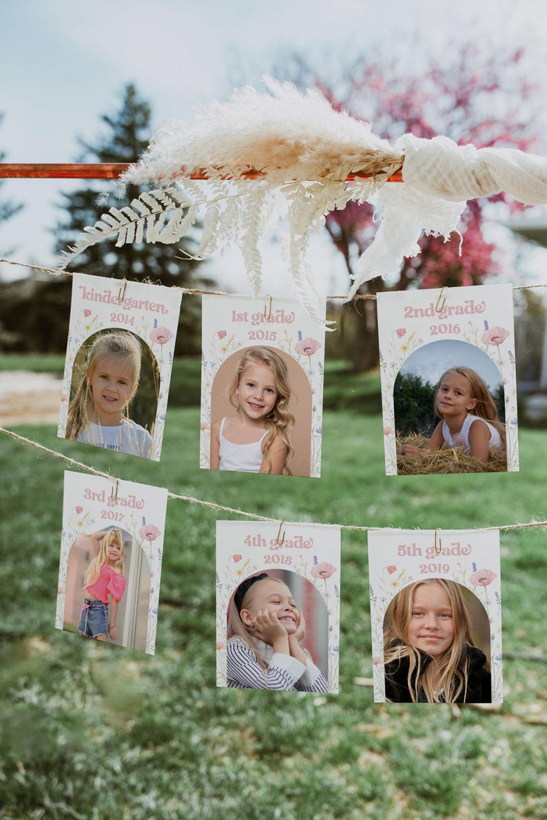 Puede incluir: Una exhibici&oacute;n de fotos escolares desde jard&iacute;n de infancia hasta 5&ordm; grado, cada una con un borde floral y el a&ntilde;o escolar. Las fotos est&aacute;n sujetas a una cuerda con un fondo natural, y est&aacute;n decoradas con hierba de la Pampa y tela blanca.