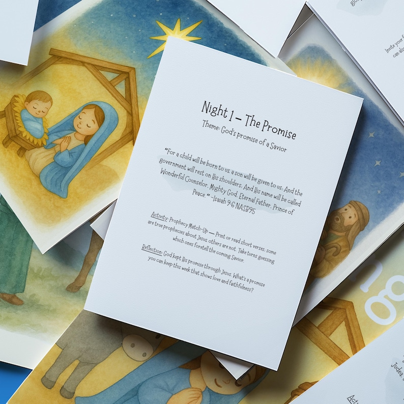 Może przedstawiać: Stos ilustrowanych kart o tematyce religijnej. Na g&oacute;rnej karcie widnieje napis &bdquo;Noc 1 &ndash; Obietnica&rdquo; z tekstem o zbawicielu. Inne karty zawierają ilustracje scen biblijnych w miękkich kolorach, w tym szopkę.