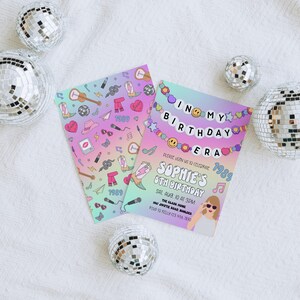 Puede incluir: Dos coloridas invitaciones de fiesta de cumplea&ntilde;os con un fondo degradado pastel e ilustraciones tem&aacute;ticas variadas. Una invitaci&oacute;n dice "In My Birthday Era" e incluye detalles para el octavo cumplea&ntilde;os de Sophie. Hay bolas de discoteca esparcidas.