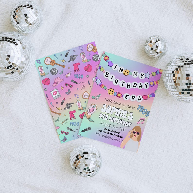 Puede incluir: Dos coloridas invitaciones de fiesta de cumplea&ntilde;os con un fondo degradado pastel e ilustraciones tem&aacute;ticas variadas. Una invitaci&oacute;n dice "In My Birthday Era" e incluye detalles para el octavo cumplea&ntilde;os de Sophie. Hay bolas de discoteca esparcidas.