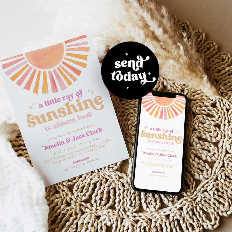Peut inclure: Une invitation de f&ecirc;te pr&eacute;natale avec un design de coucher de soleil aquarelle. L'invitation indique "un petit rayon de soleil arrive bient&ocirc;t" et comprend les noms "Amelia & Jace Clark".