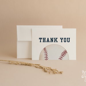 Peut inclure: Une carte de remerciement blanche avec un graphique de baseball et le texte "THANK YOU".