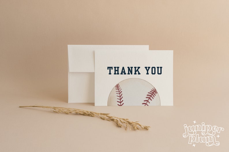 Peut inclure: Une carte de remerciement blanche avec un graphique de baseball et le texte "THANK YOU".