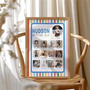 Puede incluir: Un marco de madera rectangular que contiene un p&oacute;ster personalizado de hitos del beb&eacute; titulado HUDSON MY FIRST YEAR. El dise&ntilde;o presenta un borde de rayas verticales de colores, una ilustraci&oacute;n de un ganso y doce espacios circulares para fotos.